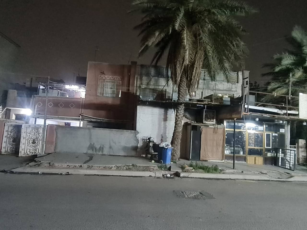 بيت قديم للبيع بشارع فلسطين حي النيل محلة 503 زقاق 9 مربع القبل التربية
مساحته 600متر ينباع بشكل 600متر او 450متر  او 350متر  فقط 
للاستفسار الاتصال ***********
الرقم بي واتساب او ارسال على الماسنجر
