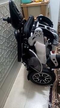 كرسي كهربائي • استعمال قليل • يتحول لسرير