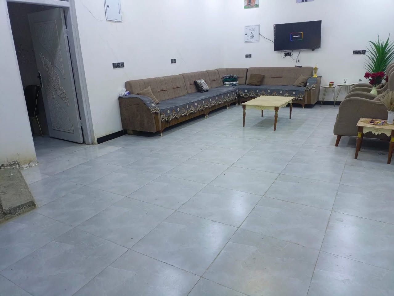 دار للبيع خلف المغتسل طابو زراعي المساحه 250 متر بناء حديث غرفتين2 5×4ونص صاله 9×4 مطبخ 6×5 ديوانيه 7×4 ونص طارمه كبيره حديقه صحيات داخليه وخارجيه السطح شتايكر البيت خلف محطه غسل السيارات الي قريبه على المغتسل بدايه شارع ازديناويه قرب السريع  السعر 140 وبيه مجال للطيبين للتواصل الاتصال على الارقام التاليه 
***********
***********
