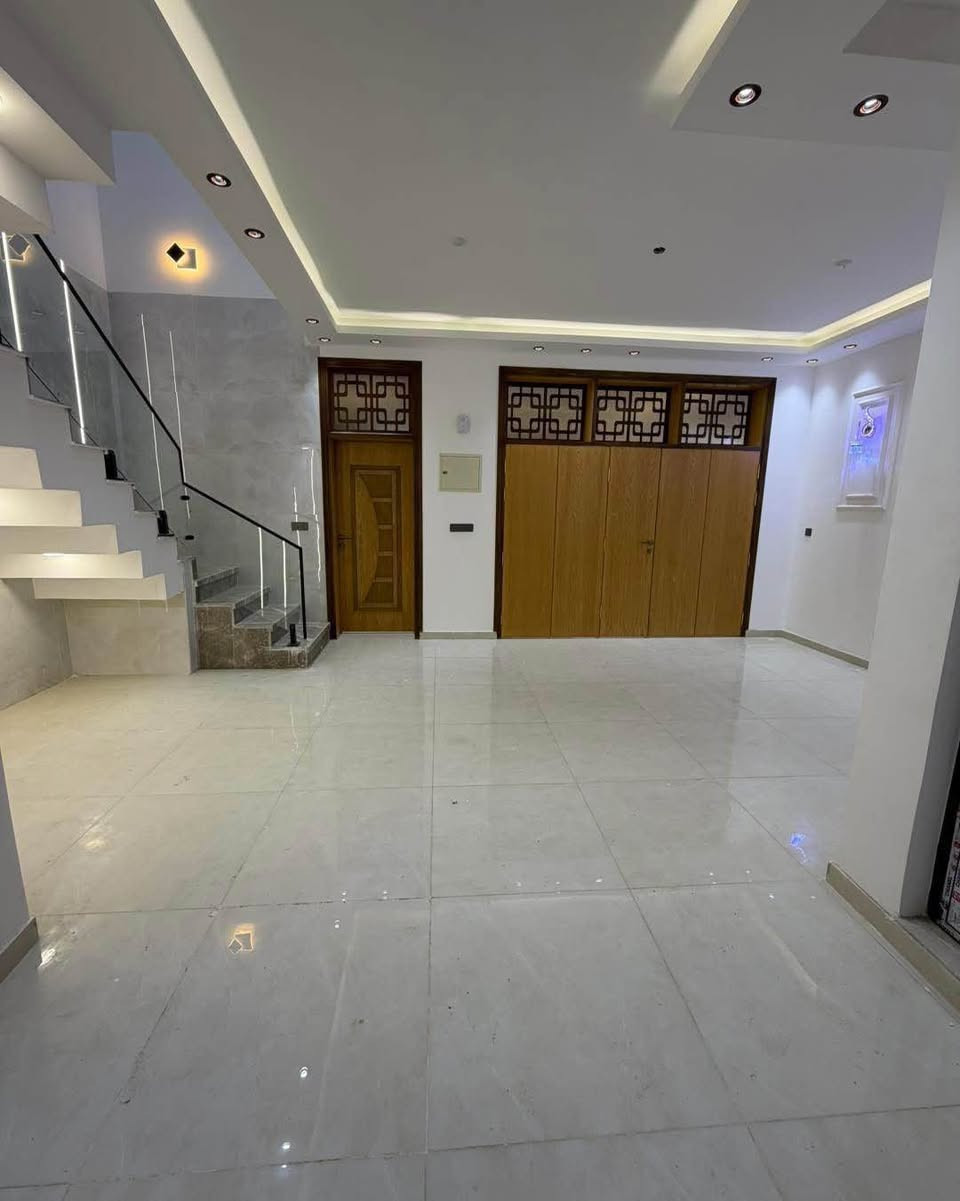 #دار_للبيع_طابو_زراعي 👇👇#استلام_مباشر

#الموقع // #حله_نادر_الثانيه_حي_الزيتون_الجديد

 #طابقين_بناء_حديث_درجه_اولى

#متوفر_كافه_الخدمات✅ ماء مجاري كهرباء تبليط عرض الشارع 10م اناره ليلية تحويل مباشر

#المساحه // 200 م واجهة 10 م ❌ نزال 20 م

#السعر // خاص

#التفاصيل ( استقبال + مطبخ حار وبارد + هول 

+ غرف نوم عدد 4 + مجمع صحيات عدد 3

+ منور عدد 2 + كراج سيارة )

——————————

للاستفسار اكثر مراسلة الصفحة او الاتصال 

 #علاء_الغرباوي  📞 ***********

او مراجعه المكتب 🏠#مكتب_روعة_اللقاء_للعقار 🏠

               🏗️ #مــوقع_المكتب🏗️

{ بابل/ حله نادر الاولى شارع الخدمي قرب سكله صدام } حلة, بابل
