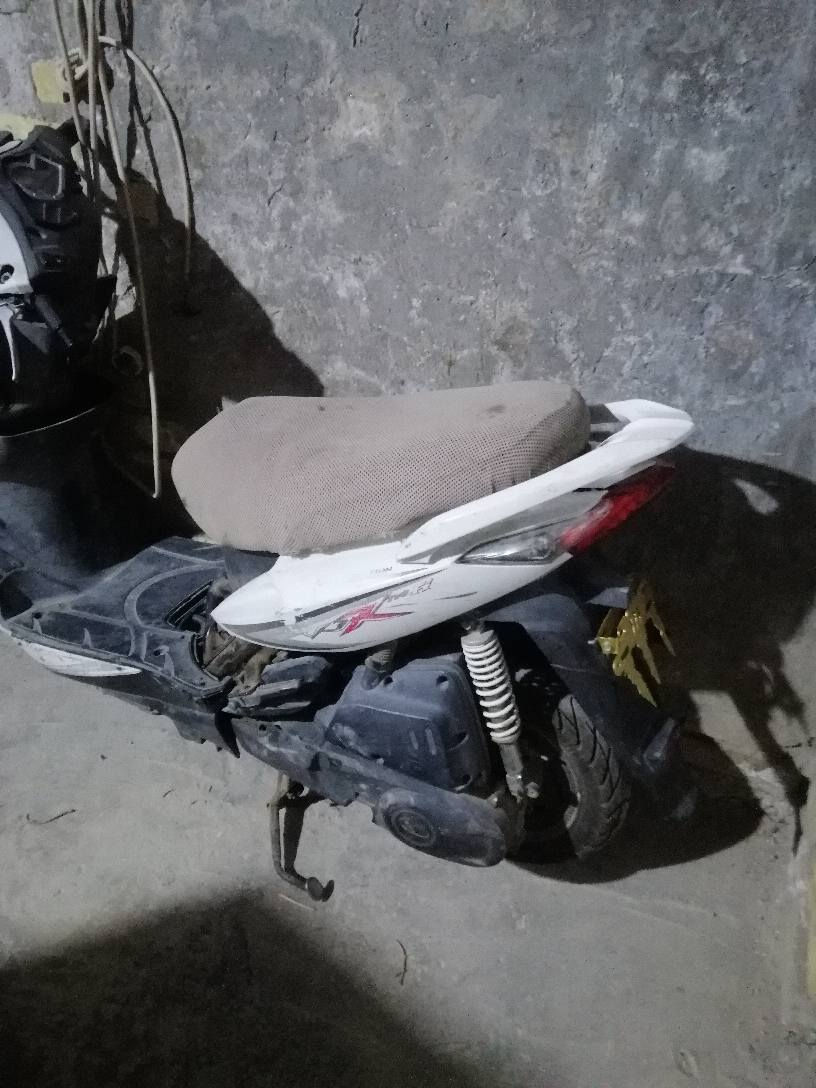 سلام عليكم من رخصة الادمن المحترم دراجه كامكو نضيفه عوزه باتري وكاطعه نار ابيع كوم حديد سعر ١٥٠ وبيه مجال قليل العنوان الحسينية الراشديه ***********
