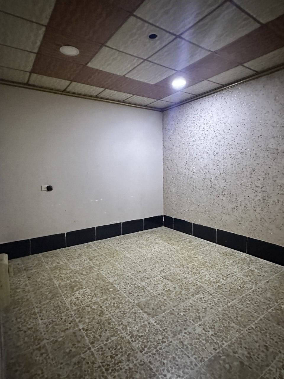 يتوفر 🛑🛑🛑🛑🛑🛑🛑🛑🛑
دار للايجار في حي سومر 
مساحة 100 متر 👉👉👉👉👉👉👉👉
بناء حديث فول 
طابق ونص 🫸🫸🫸🫸🫸🫸🫸
ط1 يتكون من غرفة وهول واستقبال وصحيات ومطبخ 
ط2 يتكون من غرفة 
السعر 300 قفل 
قرب السوق 
للاتصال والاستفسار ***********
***********
