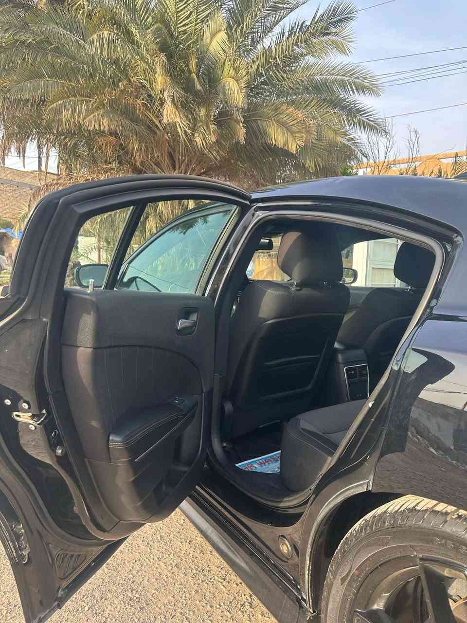 السلام عليكم 
للبيع جارجر وارد امريكي موديل 2017
حجم محرك 5.7 هيمي. rt 
فول مواصفات عدا الفتحه 
السياره استخدام شخصي ماشيه 75m
منضومه غاز فعاله عليها ادامه عامه 
كير محرك خير من الله السياره جاهزه للاخير 
مكان السياره بغداد التاجي قرب حسينيه البتول 
السعر 165 بيها مجال بسيط للاستفسار 
***********
