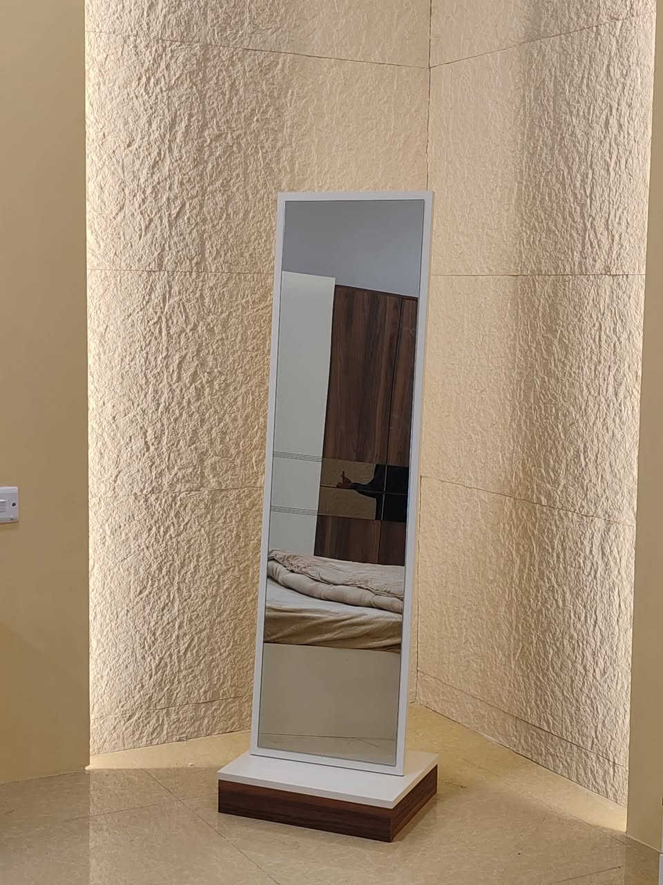 غرفة نوم تركي سما ابواب 10 قطع
موديل كنتور بدون زجاج 
 معمل اصلي درجة اولى📢

نفس الصورة بالضبط💯
برغي وجوي حديد
سرير جك خزان هيدروليك
انارة ذاتية  لد براكيت 
مراة ميز تواليت تعليك 
ارجل هيكل حديد
نرمايد هيدروليك الية الاغلاق 
سكك ثلاث مراحل  
نقوش  درجة اولى ✅
متوفرة بلون كريمي تطعيم جوزي  ✅
قياس الكنتور مع الملحق 335سم✅
ظمان فتح وتركيب 10مرات 
للحجز مراسلة الصفحة او الرقم 
***********
***********
#creatorsearchinsights 
#اكسبلور 
#تصاميم_غرف_نوم_مودرن 
#حلة_شارع_40 
#creatorsearchinsights
