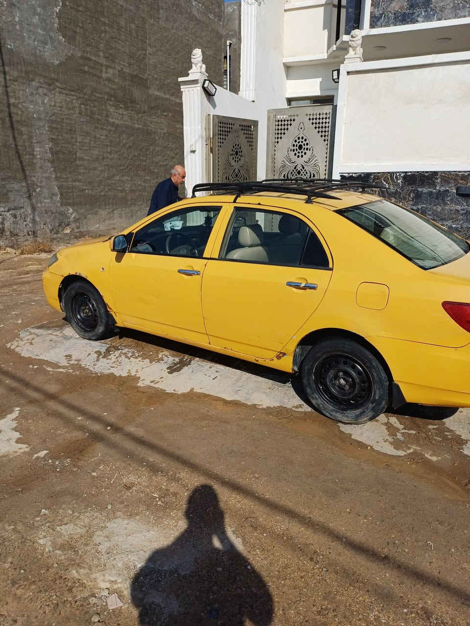 بيوايدي موديل ٢٠١١  اف ٣ للبيع مكينة كير جديد رقم انكليزي هيئة غرامات مدفوعة تبريد نقص غاز فقط يحتاجلها دبلات خلفية بس السعر ٤٠ ورقة مكاني الكاظمية ***********
