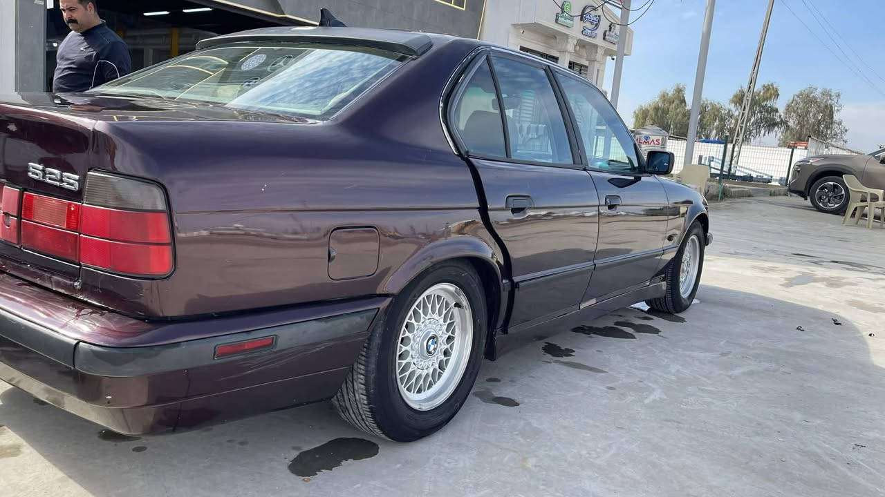 السلام عليكم ورحمه الله وبركاته
بي ام موديل ٩١ مسكر عدله رقم بغداد الجديد باسمي 
غرفه ٥٠٪ نضافه 
كير ومكينه خير من الله 
السياره بيها نوواقص باور ستيرن وغيرهن  
السعر ٥٥ وبيها مجال 
المكان ديالى
***********
