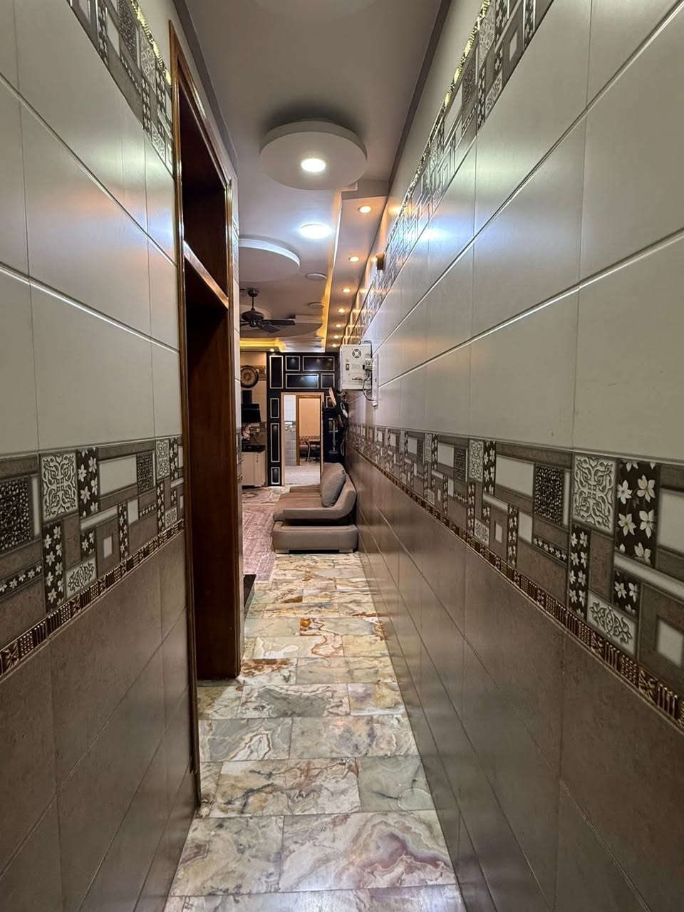 السلام عليكم للبيع دار سكن مساحة 150م في منطقة البنوك خلف شارع الكنيسه موقع مميز واجهه 5 نزال 30 بناء حديث درجى اولى يحتوي على كراج سياره + 3 غرف نوم كبيره + باقي الخدمات للاستفسار مراجعة مكتب الجوهرة للوساطة العقارية الكاىن في شارع الكنيسة او الاتصال على الرقم ***********
