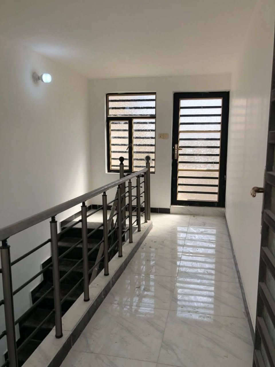 يالله مشتمل للبيع
مشتمل للبيع 57م
واجهة 3 ، نزال 19
طابق اول يحتوي ع استقبال وصاله ومطبخ 
وخدمات وغرفة نوم
وطابق ثاني غرفتين نوم وخدمات

📍موقع البيت : العقاري قرب مدرسة التربية

للأستفسار مكتب ارض الخيرات
*********** حسن العقابي
@الجميع
