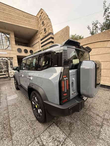 جيتور T2 2.0L LUXURY
رقم بغداد (مميز)
الموديل: 2025 (خليجي)
العداد: 24,500
المحرك: 4 أسطوانات L 2.0 تيربو 254 حصان حقن مباشر
عزم الدوران (نيوتن-م): 390
ناقل الحركة: اوتوماتيكي دبل كلاتش من 7 سرعات
نظام الدفع: نظام دفع رباعي متطور من BorgWarner
استهلاك الوقود: 8.8 لتر لكل 100 كم

المواصفات:
*فتحة سقف بانوراما 1.1م
*إطارات قياس 20 إنچ
*الصندوق شفط
*الشباك الامامي المضاء بجيتور 
*مثبت سرعة مع رادار تفاعلي
*نظام القيادة شبه الذاتية
*نظام الكبح التلقائي في حالة الطوارئ
*نظام تحذير الاصطدام الامامي والخلفي
*كاميرات محيطية 540 درجة
*حساسات أمامية وخلفية
*نقطة عمياء
*نظام تحذير مغادرة المسار
*نظام المساعدة للبقاء في المسار
*شاشة التحكم بقياس 15.6 إنچ
*شاشة القيادة بقياس 10.25 إنچ
*نظام صوتي متطور 12 سماعة من Sony
*نظام أبل كاربلاي وأندرويد أوتو لاسلكي
*نظام اوامر و تحكم صوتي
*مقصورة الركاب من الجلد الفاخر والكنتارا
*مقعد السائق والراكب كهربائي
*مقاعد السائق والراكب مبردة و مدفئة
*مقاعد السائق والراكب مزود بذاكرة لحفظ 3 وضعيات الجلوس
*إنارة ترحيبية مع إنارة محيطية متعددة الالوان
*عتبات الأبواب مضيئة
*مصابيح أمامية وخلفية أوتوماتيكية LED 
*التكيف التلقائي للضوء العالي
*نظام تقليل الضجيج النشط مع زجاح مزدوج
*المرايا الجانبية قابلة للطي كهربائياً ومدفئة
*دخول ذكي و تشغيل عن بعد
*خاصية إغلاق نوافذ وفتحة السقف عن بعد
*شاحن هاتف لاسلكي سريع
*نظام تنقية الهواء PM2.5 وفلتر N95
*مسند الذراع الوسطي مع ثلاجة
*انماط قيادة متعددة للطرق الوعرة
*وسائد هوائية امامية و جانبية عدد 6
*ماسحات الزجاج الأمامي مع حساس للمطر
*دوسات جانبية
*نظام الفرامل الأوتوماتيكي Autohold
*نظام التحكم بنزول المنحدرات
*نظام المساعدة لصعود المرتفعات
*نظام مراقية ضغط الاطارات

السياره عليها اضافات خارجية 
مكاني زيونه 
رقمي ***********
السعر 38,400,000 دينار عراقي
