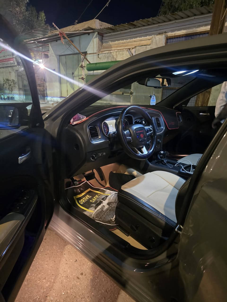 جارجر مديل ١٧ مواصفات sxt  ضربتها بدون ايرباك موضحه بالمنشور  ماشيه ٢٠٠  تو ويل   بيها باردات بسيطه سياره جاهزه من كل شي كير مكينه كفاله مال جناي مابيها نقص  تخم تاير صار سبوع من شاده سنويه جديده باسمي مكانها بالعماره  اي استفسار اتصل  ع رقم موجود واتساب *********** ترهم مراوس فقط جارجر بيضه مديل عالي
