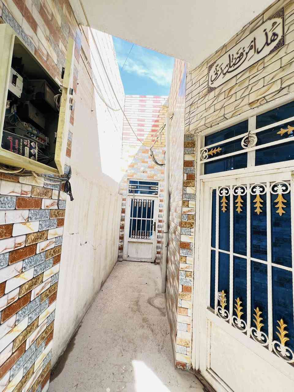 دار للإيجارفي حي ميسان قطاع 22 نضيف جدا جدا يم المجمعات والمدارس والخدمات  المساحه 100 متر يحتوي على غرفه وصاله ومطبخ واستقبال وصحيات داخليه وخارجيه شارع 12 يحتوي على سخان وخزان ماء وواير مولده جاهز البيت الايجار شهريا واصل ماء وكهرباء ب325 غير قابل للنقاش مطلوب عائله لديها موظف للاستفسار الاتصال على الرقم التالي الكوفي للوساطة العقاريه ***********
