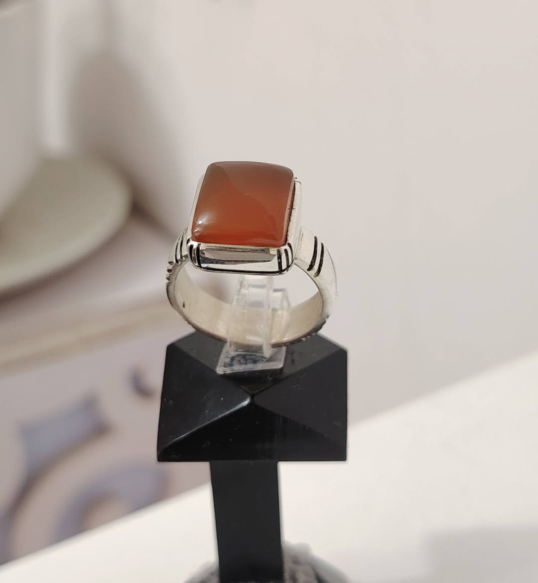 خاتم من حجر العقيق اليماني الطبيعي
صياغه ثقيلة وجميلة فضه عيار ٩٢٥
يوجد توصيل إلى جميع المحافظات
التواصل ع الخاص او ع الواتساب ***********
