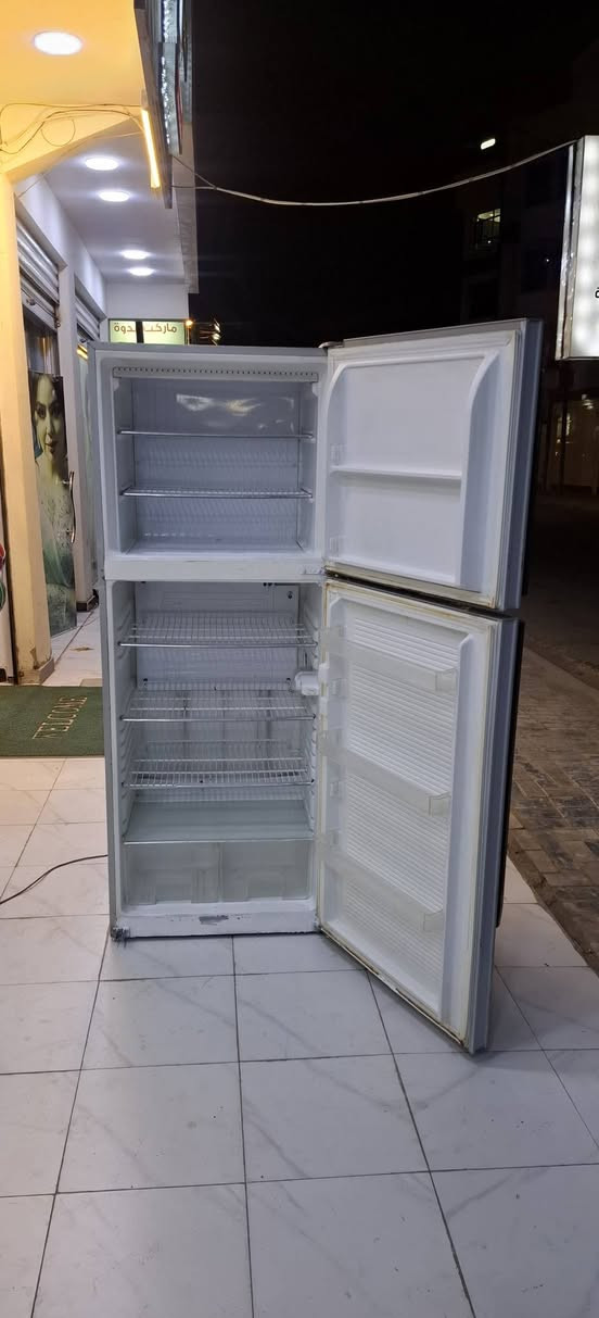 مرحبآ ثلاجة ماركة جيبسون حجم 28 قدم اكبر قياس الوجه بلازمة كزاز شغالة وظمان بشغلهة نظام تجميد نظافتهة مثل ما كدامكم للبيع سعرهة 225بيهة مجال بسيط تواصل خاص او ***********
ملاحظة/يوجد مراوس ب اصغر او عاطل
