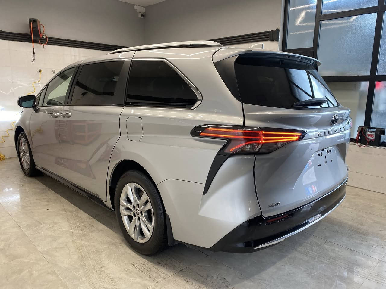 تويوتا سيينا 2024 🚐✨  
فخامة + عائلية + توفير بنفس الوقت!
🔹 محرك هايبرد اقتصادي جداً (توفير عالي بالوقود 
🔹 دفع رباعي (AWD) مناسب لكل الطرق  
🔹 داخلية لون أبيض 
🔹 شاشة كبيرة + نظام ترفيه متطور + Apple CarPlay و Android Auto  
🔹 أبواب كهربائية سلايد لسهولة الدخول والخروج  
🔹 8 ركاب براحة تامة – مثالية للعائلة والسفر 
🔹 نظام أمان Toyota Safety Sense (رادار، تنبيه مسار، فرامل طوارئ)  
🔹 تكييف متعدد المناطق لكل الركاب  

💡 سيارة تجمع بين الراحة، الأمان، والصرفية القليلة…
الصبغ بونيد + جاملغ رقم شاصي مرفق 
📍 المكان اربيل مدينة المعارض 
السعر :- 238 $ وبيها مجال 
للتواصل ☎️
***********
