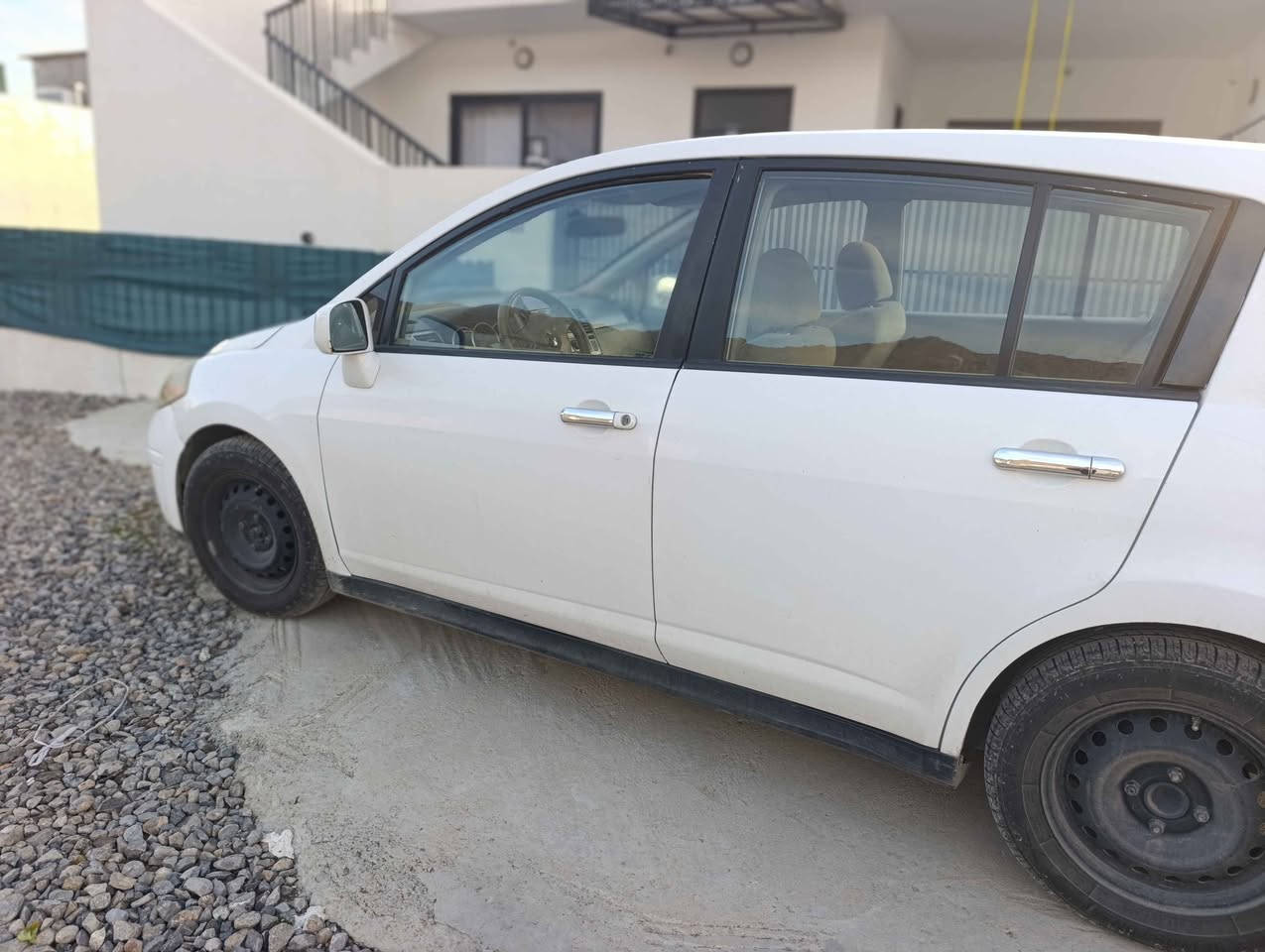 نیسان ڤێرسا سپی ناوزەرد 2011 
سەنەوی و رەقەمی نوێیە تا 27 مانگی 7 سالی 2027
تایەوپاتری نوێیە 
دوپارچە بۆیاخی هەیە چەمەڵاغ و بۆنیت بەبێ ناو 
گۆرینەوەش دەکەم ،
تێبینی مەکینەی رۆن سەرف دەکات 
سەیارەکە لەڕانیەیە 
کۆتا نرخی 88گەڵایە 
*********** رانية, السليمانية
