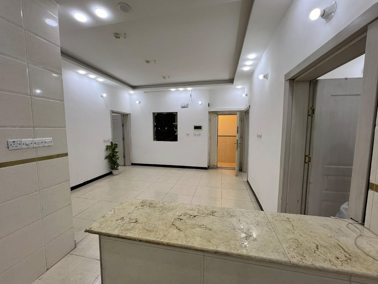 شقة للبيع المساحة 130 م ارضيه عالشارع طابو صرف/كرادة خارج 52 قرب ساحة التحريات /بناء حديث ٣ غرف/3حمامات /مطبخ واستقبال ومخزن تفاصيل اكثر ***********
