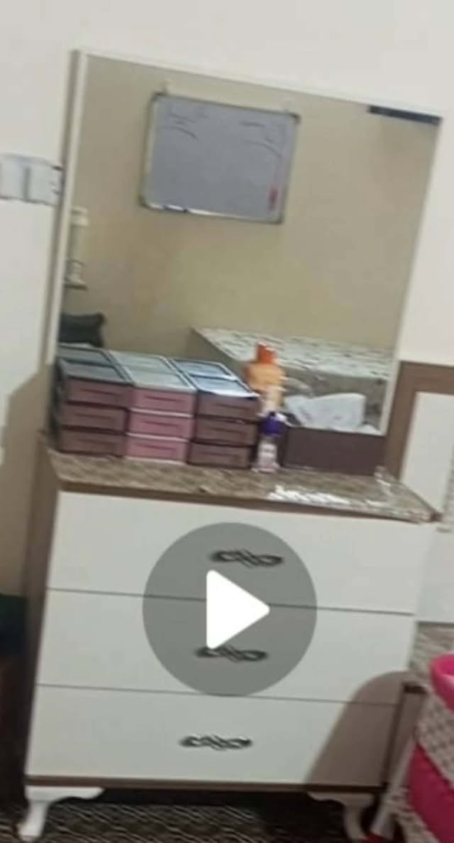 غرفه نوم نضيفه ٦ قطع سعرهه ٢٥٠ بيهه مجال للشراي ***********
