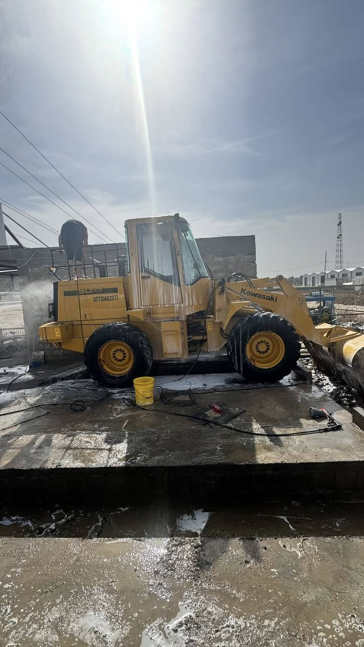 شفل كاوسكي دخول جديد موديل 2012
***********

بلادي ما معلة 

مكفولة كفالة عامة من الصبغ 

راس باتري ما مفتوح كلة علة وضع الشركة 

تخم تاير بلادي ياباني 

كير ميكانيك وليس كهربائي 

ساعات العمل 2000ساعة.
العنوان بغداد
