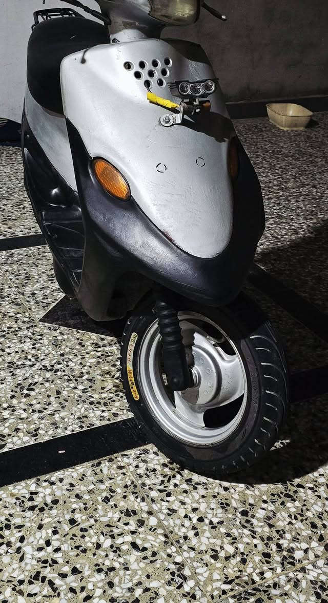 السلام عليكم 
دراجه بيجي لون رصاصي
دراجه مشيها حلو كلش معدل شرط 55 
كاملة من سلف وهندر وكهربائيات اشاير لايت رماش وعالي عداد   سرعه عداد بانزين 
قفل ستيرن قفل جنطه  وزوج تواير جدد وياله نضيفه 
مال جنااااااي دراجة جاهزه من الاخير 
سعر 325وبي مجال بسيط مكان سماوه مراسله فيس او واتساب ***********
