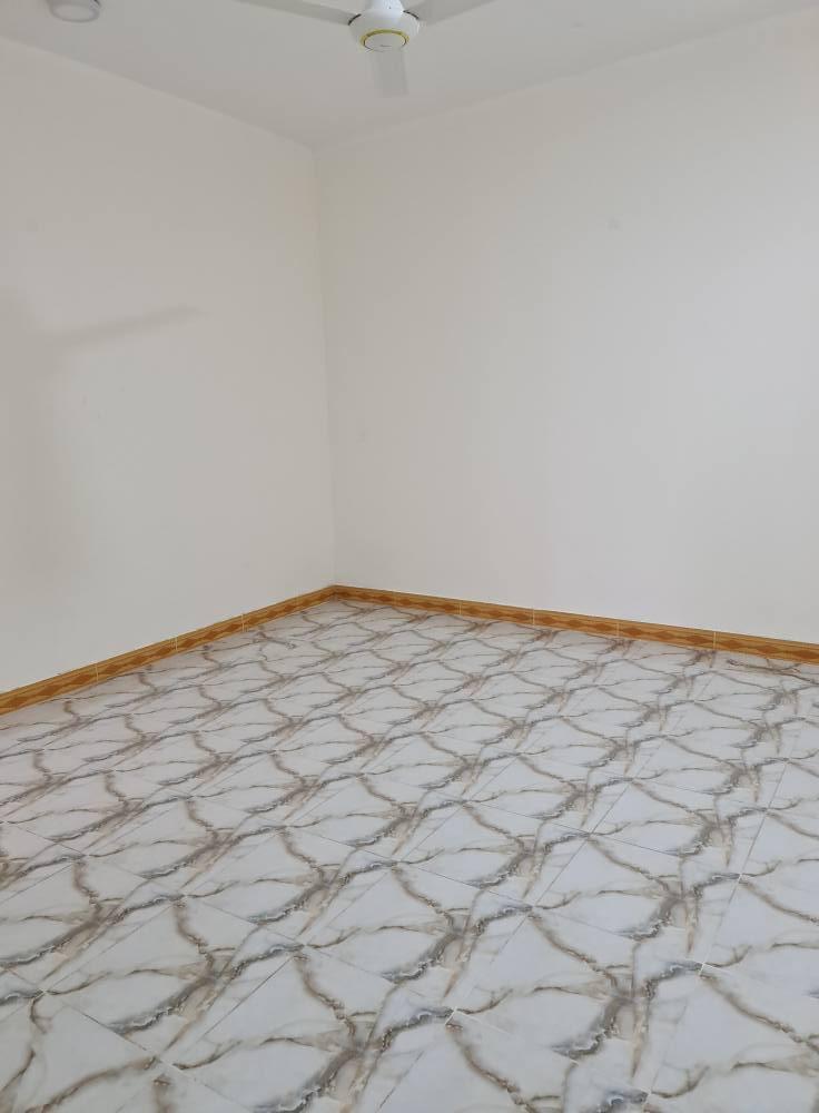 بيت حديث للايجار في منطقة حي السياسيين... البيت جديد
مساحة ٢٠٠ متر ٢.... طابق واحد... غرفتين كبار مع صالة واستقبال ومطبخ كبير وحمامين ( غربي وشرقي) 
طارمة ومدخل للسيارة
گيزر وماطور ماي مع بوستر... مراوح... مفرغات 
البيت بمنطقة كلش حلوة ونظيفة وهادئة... مقابيل البيت اكو متنزه
الايجار المطلوب ٦٠٠ الف شامل للماء والكهرباء 
الاتصال ب *********** مباشر او 004526130966 واتس اب
العباس ابو فاضل خصيمه اللي يعلق تعليق سلبي، 
مايعجبك السعر اعبر المنشور كأنك ما شفته السماوا, المثنى
