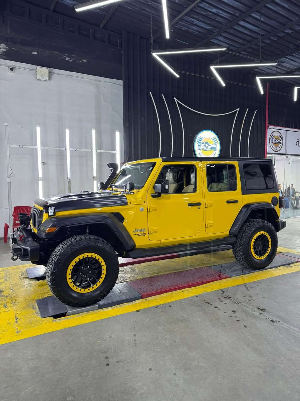 جيب رنجلر وكالة هارلم لون خاص تحديث خاص جاهزة من كلشي 

سياره بيها تفاصيل هواي 
لعشاق التميز والافرود 
اضافة على السيارة 
خدادية كاملة من فوكس
ونج سحب من شركة warn
منفاخ هواء من شركة كوبر اصلي بباب الصندوق مخفي 
سقف معدل عازل للحرارة 
ويل اصلي مع إطارات اصلية أمريكي 

موديل 2019 
رقم اربيل 
لون اصفر مميز مو ليموني 

الشراي يتواصل على هذا الرقم 

***********
