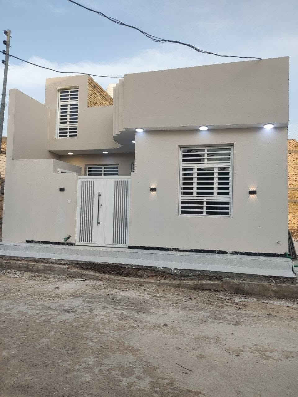 #السلام_عليكم
🏡 **دار لبيع **
📐 المساحة: 100 متر (أمامي)
📍 الموقع: الإسكان الصناعي – منطقة 3000 (خدمات كاملة)
✨ تفاصيل الدار:
▪️ غرفة نوم
▪️ استقبال
▪️ صالة
▪️ مطبخ
▪️ صحيات داخلية وخارجية
▪️ البناء جديد
📞 للاستفسار أكثر:
اتصال أو واتساب
***********
