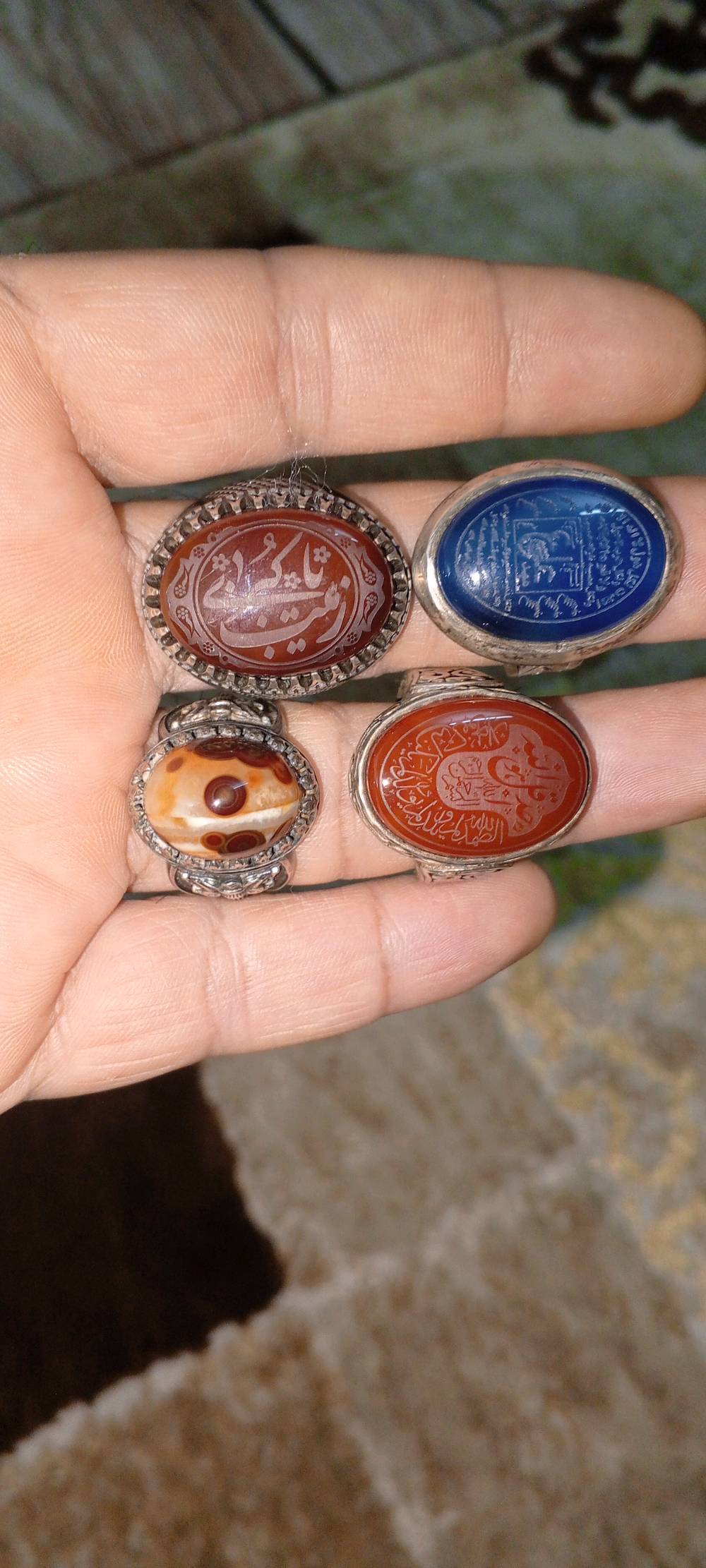 البيع خواتم قديمه فضه عيار 925 حجز اصلي فعال سعرالف25 قفل وذا شلع تريد علا الف 20مناسب فقط شراي يتصل علا رقم*********** او يجي  خاص من رخصه الادمن المحترم وافق ربي يرزقك انشالله باب رزقي اذ مكان بغداد توصيل ماعندي بيع مفرد وشلع