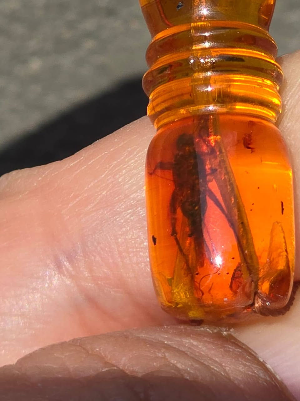 وعلى المامش .... علمّتني
أنا حب هوايه كبلك ذوّباني
شلون اوصفك .... وانت كهرب
شلون اوصفك .... وانت دفتر .... وآني جلمه

مسباح كهرب يعجز الوصف عنه  كل خرزه فيها ٢ الى ٤ حشرات  قطعه لاتتكرر بسهوله 
وزن ٥٠ غرام
*********** واتساب
