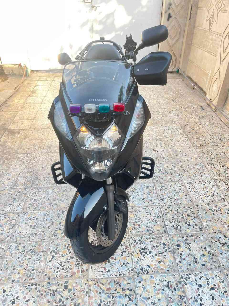 سلام عليكم شباب سلفر ونج بوليسي  
دراجه جديده ونضيفه ومكفوله كفاله عامه دراجه
مكينه 400cc
ماشيه28الف حقيقي. 
السعر 26 ورقه وبيها مجال بسيط حك الجيه 
مكاني بغداد حي او(***********)
