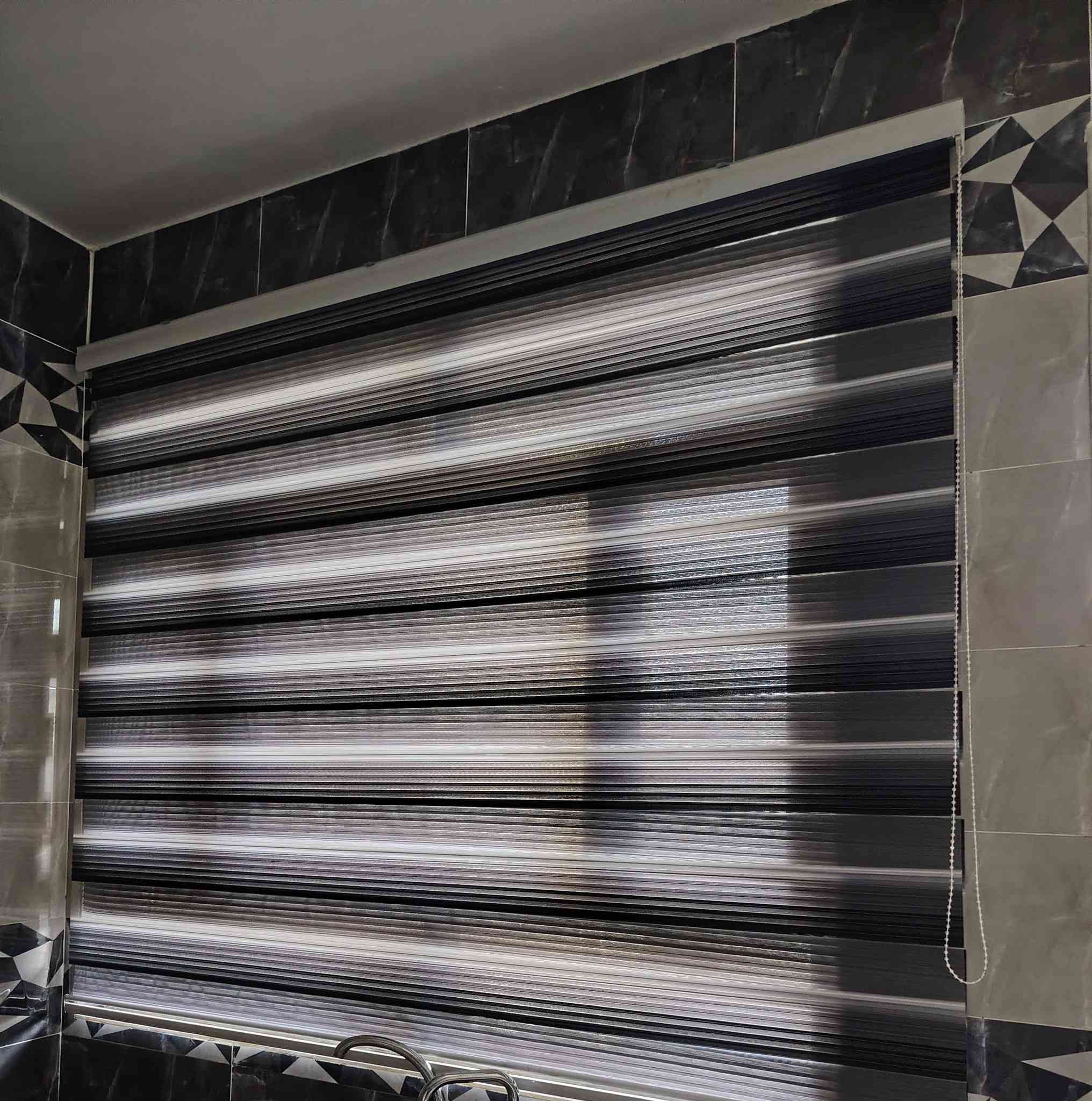 سلام عليكم للبيع برده سحب العرض 2ونص والطول 3 الون رصاصي اخت جديده ستخدام قليل مكاني المدينه السعر 30  الف                 ***********
