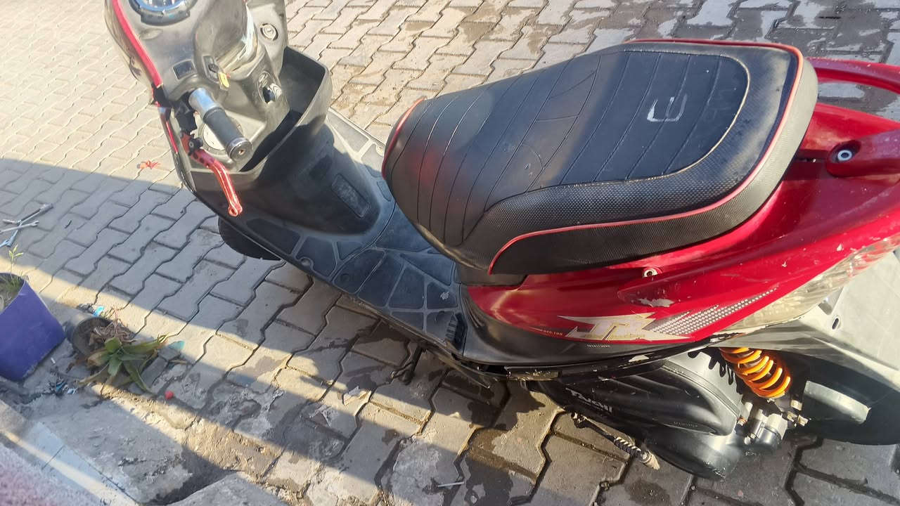 سلام عليكم 
دراجة كامكو g4ياباني دراجة نضيفة مامفتوحة بيهة كشن رياضي و دبل بلادي و و يدات مال سكليتر رياضي و بريكات رياضي دراجة.كفرات بلادية مختمة دراجةملحة  كلجات بلادية شلعة و معدل ماناقصهة صارلهة شهرين من نازلة من رمبة دراجة صوتهة ناعم دراجة خير من الله سعرهة350وبيهة مجال. مكاني بغداد شعلة شارع هباوي. ***********
