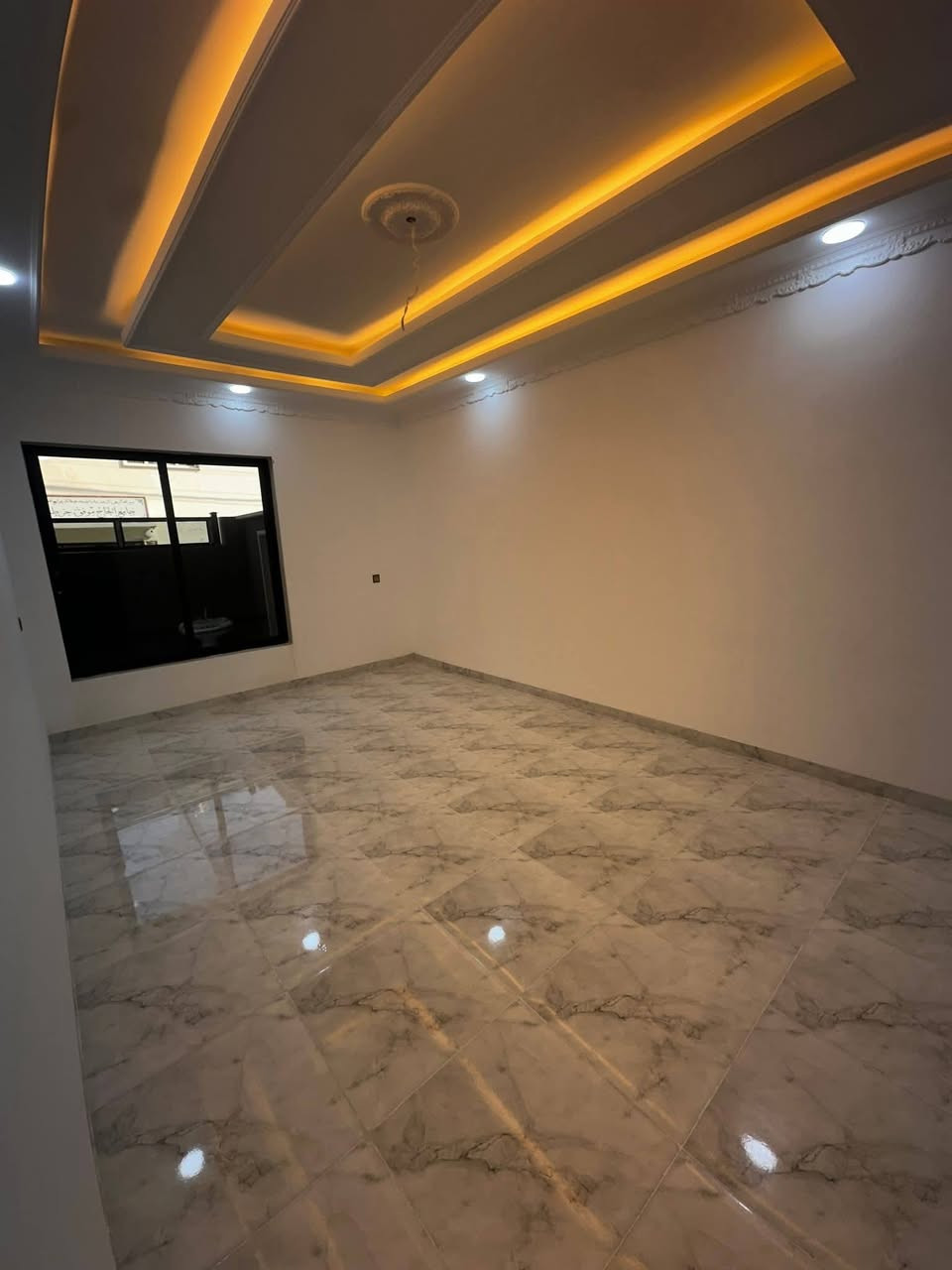 السلام عليكم ورحمة الله وبركاته #مكتب_الغوالي
بيت للبيع في حي السماح الاساتذة المربع الذهبي ⚜️

🔹 المساحة : 160م ، الواجهة : 11م طابقين زيرو

🔹 بناء مهندس 👷🏻‍♂️يتكون من طابقين يحتوي على 6 غرف

🔹 اساس البيت ومراحل البناء مصور بالكامل 🎥

🔹 بناء حديث قيد الانشاء يسلم مفتاح 🔑 

ط1 : كراج ، استقبال ، هول ، مطبخ ، غرفتين نوم ، صحيات

ط2 : اربع غرف نوم ، هول ، صحيات ، بيتونه ، بلكونه

مجهز بالكامل بكافة الانظمة الحديثة -

دكتات - سبالت - غسالات - انترنيت - دشات - كاميرات

للاستفسار اكثر مراجعة #مكتب_الغوالي الكائن في حي السماح الاركان قرب مدرسة السماح الابتدائية وقرب مول القمه على شارع 20 او الاتصال على الارقام التالية -

***********

***********
