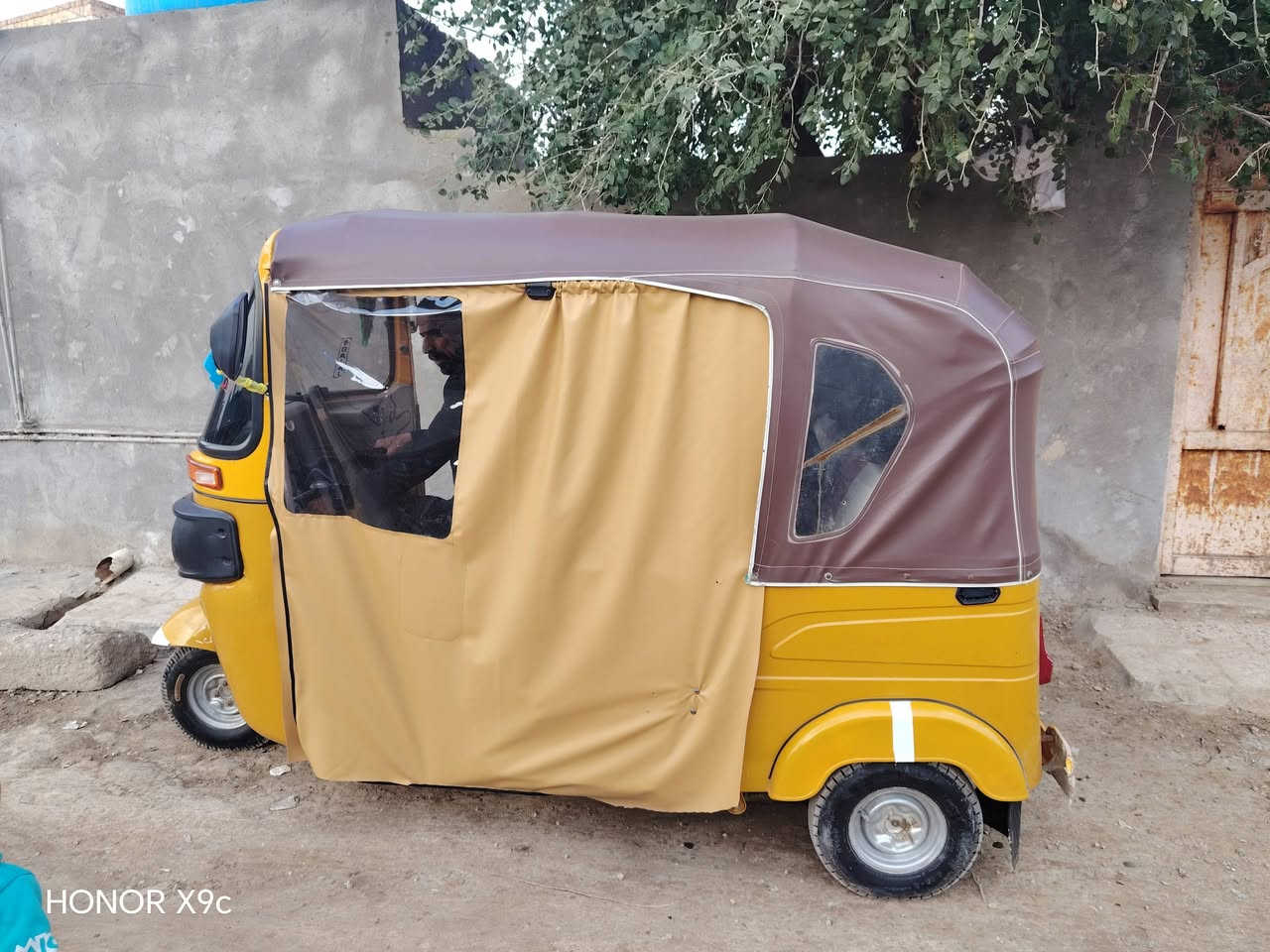 تكتك 21 للبيع 
تكتك موديل 21 رقم انكليزي بشهر الـ3 مكينه مكفوله بيها بارد 
***********
