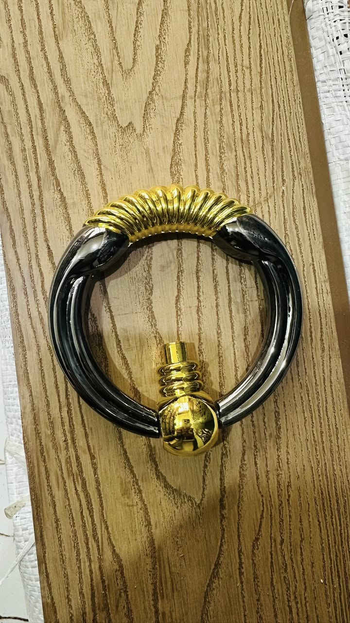 تتوفر مطارق باب 
جميع الالوان و الاشكال
————————————
الشطره / شارع دبي / قرب مستوصف الفتاحية 
***********
