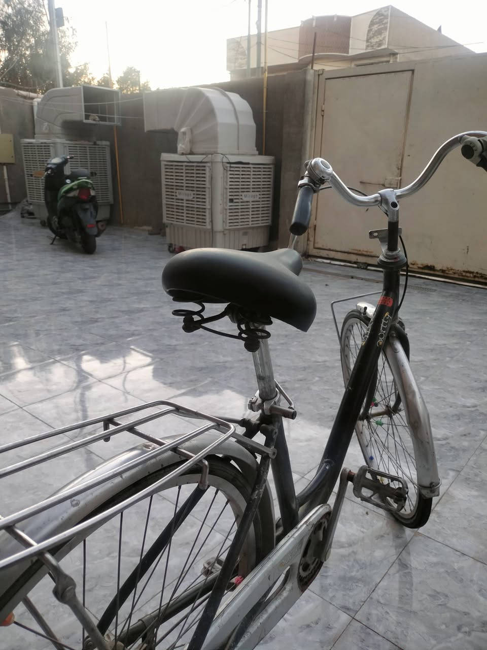 سلام عليكم بايسكل بناتي لبيع نظيف مثل ما موضح بالصوره بس رادله تبديل تايرات الي يفيده ينطي بي سعر مناسب مكاني كربلاء المقدسة للتواصل ***********
