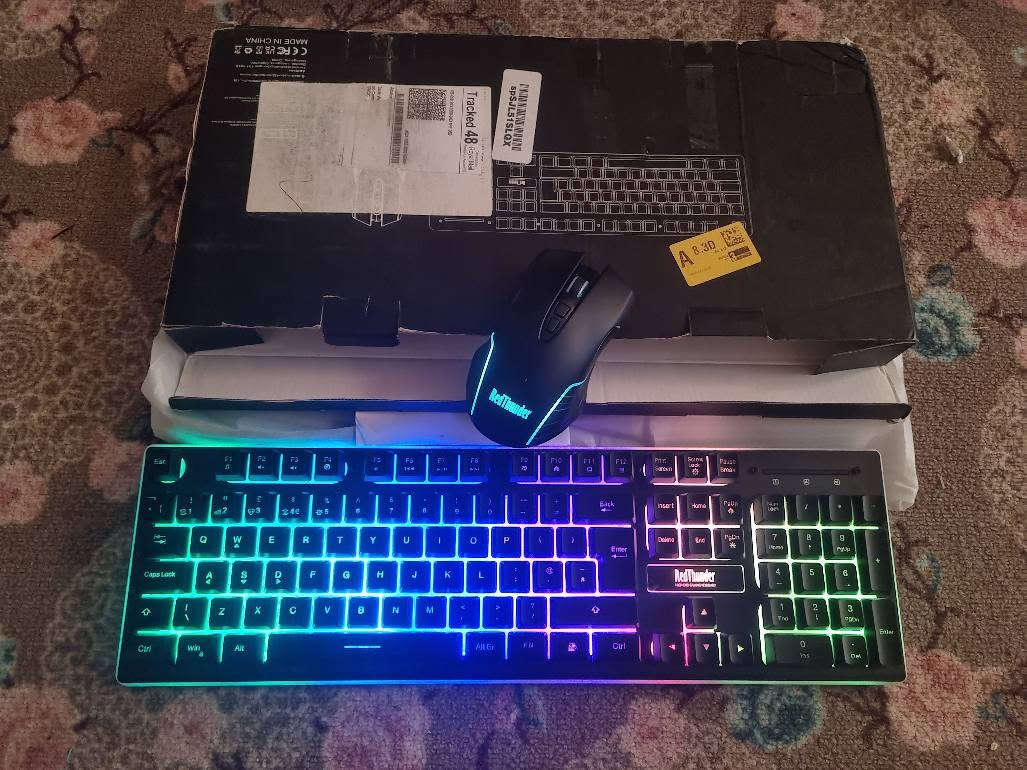 کیبۆرد و ماوسێکی گەیمینگ بلوتوز وایر لیسە2.4G HZ فول کوالێتی لیدی RGB دووگمەی نەرم شەحن ئەکرێتەوە بە وایەری تایب سی پێویستی بە پاتری نیە  بالەی ئەورووپیە سینی بازاری نیە سعری 25 هەزار شمشمل, السليمانية


**إذا كنت صاحب هذا الإعلان وتريد حذفه لأي سبب، رجاءا أرسل رسالة إلى الدعم الفني**