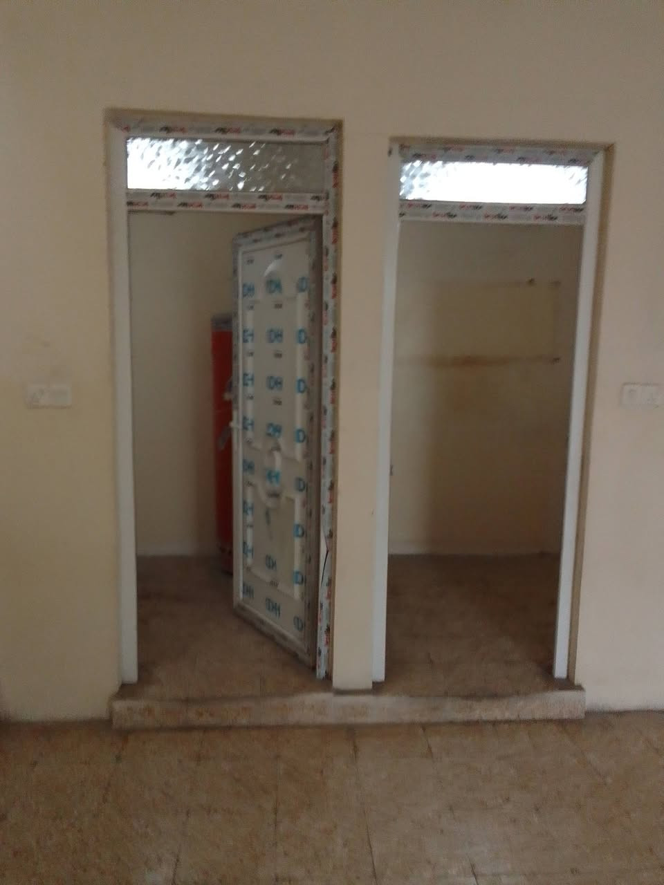 السلام عليكم ورحمة الله وبركاته
شقه للايجار
في حي منصور مقابل محطة الكهرباء
غرفتين
واستقبال
وحمام
ومطبخ
للاستفسار تواصل مع الأرقام التالية
***********   بيه واتساب 
***********
