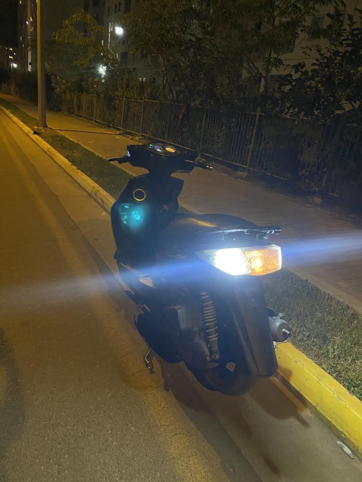 السلام عليكم
سكنس فحل 2007 
بلادية كله بس كابريتر تجاري والاصلي بلجنطة 
دراجة كهربائيات كله شغالة بيه سستم صوت ويدات رياضي كفرات اصلية مكينة حلوة بيه خرز كلجات رياضي ولايت زينون واشاير لد وبيه اشاير امامية لد وسكن عوزه بس كفر صالنصة وحاضنة جوة التانكي هاي نواقصه فقط نكرة سلف بكل وقت شلعة ومعدل شرط سعره 600وبيه مجال قليل♥️
تواصل ***********بس واتساب متوفر
