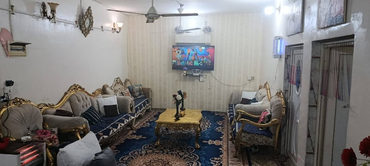 السلام عليكم بيت للبيع زراعي سند 25 مساحة 200م 
مطبخ 4×5
صالة 4× 10 
غرفة 4×5
استقبال 4× 5
مجمع صحيات
طارمة
العنوان الديوانية حي الجامعة شارع مجمع حجي هندي 
السعر 100 وبي مجال لشراي 
رقمي *********** واتساب
