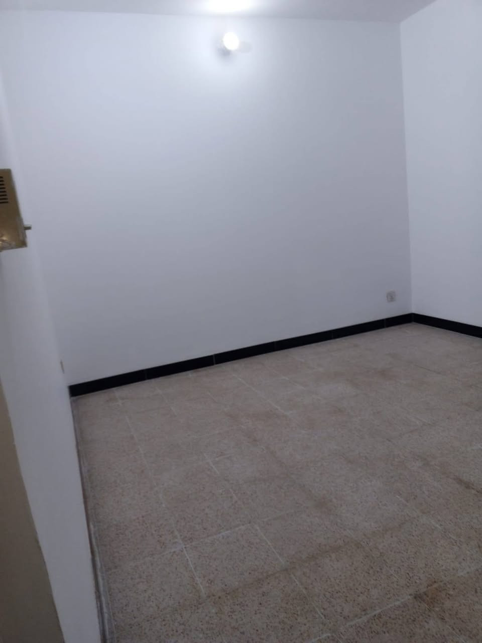 السلام عليكم
اللهم صل على محمد وآل محمد
شقة طابق ارضي فئة B قسط شهري 137الف للاسكان  نظيفة جداً مساحتها 135 مسيجة وبيها حديقة وكراج تحتوي على غرفتين نوم مع كليدور مع مطبخ حار بارد مع صالة 7×4 مع مخزن  مع بالكونات عدد 3 نظيفة جداً جداً   عنوان زين القوس مجمع الشهيدة اسراء مجاور مستشفى التركي الجديد مقابل مجمع الرواد علما الشقة تقع على شارع
ترهم مراوس بمشتمل حسب الأتفاق
للأستفسار الأتصال *********** واتساب أو خاص

بيع وشراء كافة الدور وقطع الأراضي زراعي طابو في واسط
