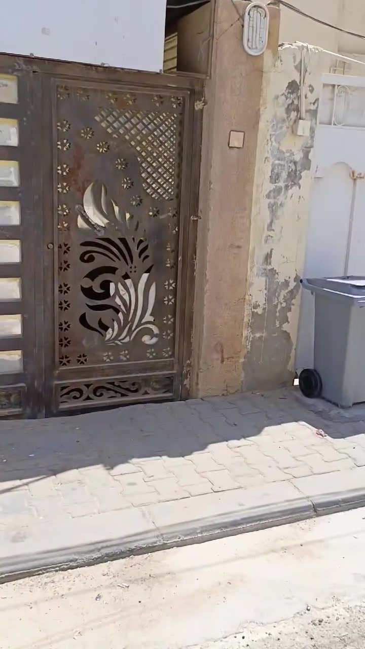 دار للبيع مساحه 266.5 في حي المكرمة خلف الشارع التجاري (عسكري گبل) منطقة 7000 بقرب صيدلية الهيثم خلف عمارة معرض ابو عبدالله للمواد المنزلية علما بأن البناء قديم و يباع بسعر عرصه و على من يرغب بالشراء الاتصال على الرقم( ***********).
