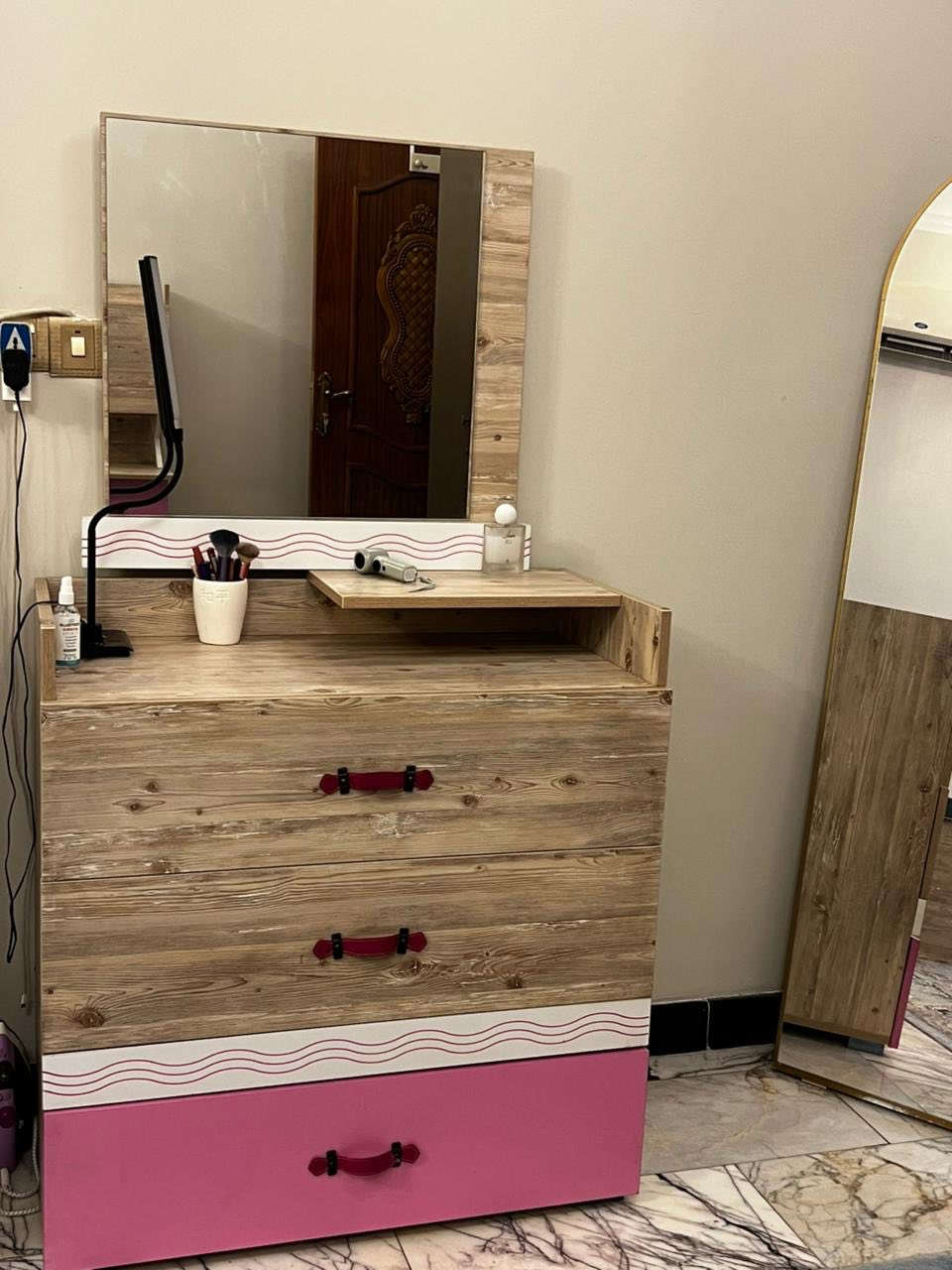 غرفة بناتي نفرين اخشاب تركي باب اول 6 قطع
نظيفه جداً مابيها اضرار سعرها 600 وبيها مجال


**إذا كنت صاحب هذا الإعلان وتريد حذفه لأي سبب، رجاءا أرسل رسالة إلى الدعم الفني**