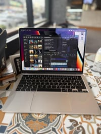 ماك بوك اير M4 ذ٢٥٦ رام ١٦ السايكل ١٤ فقط بطارية ١٠٠٪؜ بعدها داخل الضم...