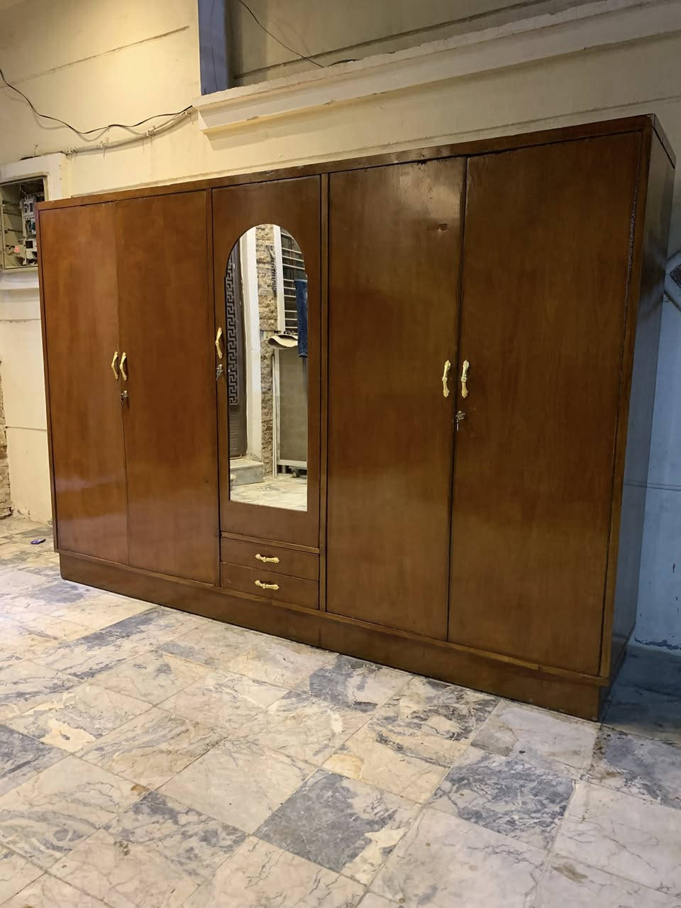 اترخص من مدير محترم فاترينه خشب صاج كله تحفير يدوي تفصال درجه اولى خشب 5 ملم ثكيله جدا اي ضرار مابيه سعر 170 +كنتور خمسه بيبان نضيف اي ضرار مابيه داخل وخارج صاج سعر 150 رقم هاتف *********** بغداد اتصال فقط عل رقم هاتف لن مكلفه بالنشر
