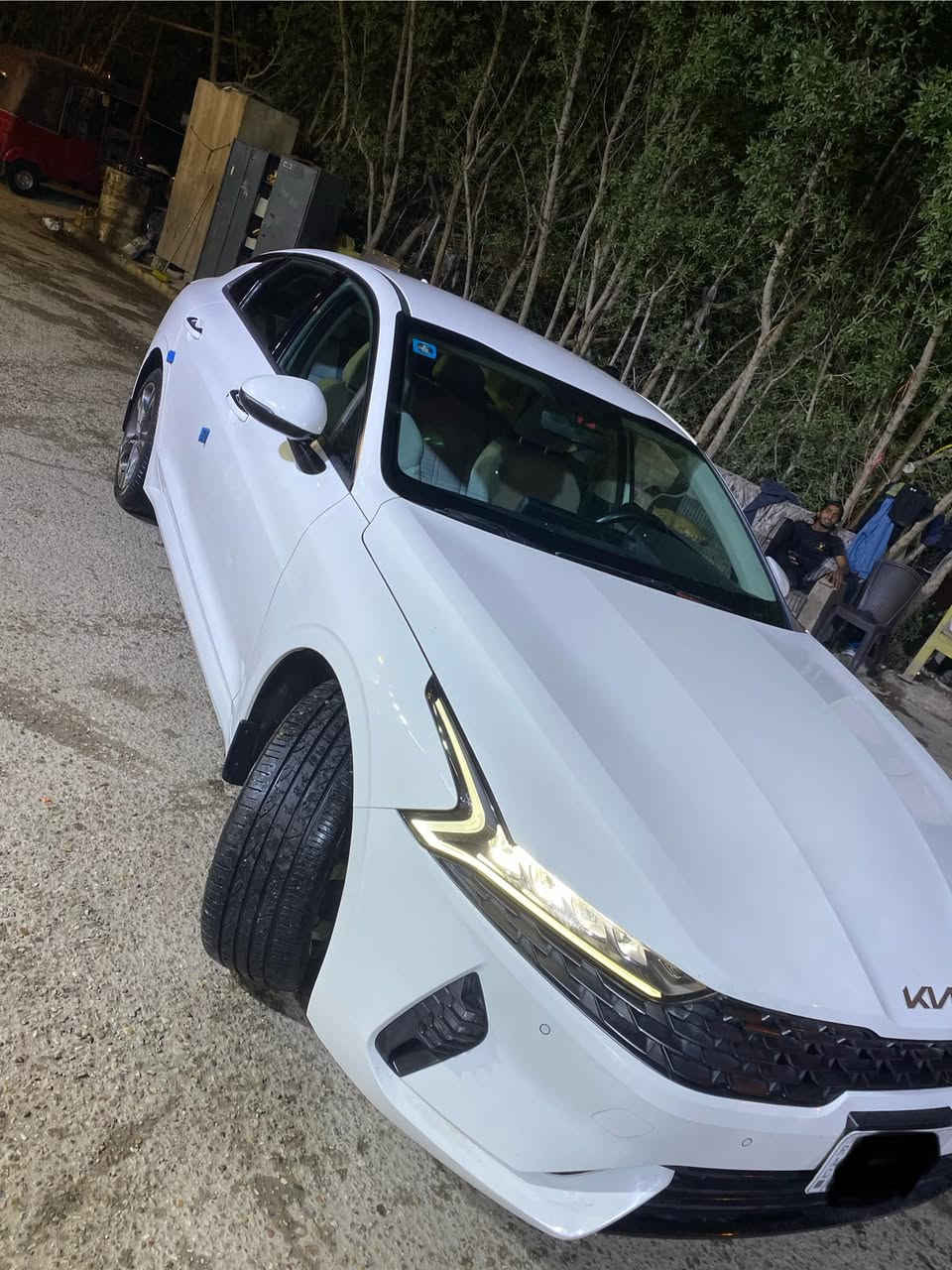 السلام عليكم 

للبيع K5 كي فايف 2023 
خليجي 
الدولية ام الضمان
رقمها بغداد بأسمي تحويل مباشر 
فول مواصفات
محرك 2000 
حساسات امامية خلفية 
كامرة خلفية 
بصمة 
تشغيل عن بعد 
قطعتين تبريد 
انظمة قيادة 
شاشة تدعم ابل كار بلي 
مري شفط و اشاير بالمري 
مقاعد قماش و بدون فتحة سقف 
ماشية 43 الف كيلو 
مكان السيارة بغداد حي الجهاد 

السيارة ماخذها زيرو من الوكالة على ايدي 
صيانة و دهن و فلاتر كلا بالوكالة و موجودة الفواتير 
و كل غراضها الاصلية وياها بدون اي نقص 
كفالة عامة بدون بدون قطرة صبغ 

بيها بارد بحافة البنيد كلش قليل و بارد اباب السايق يم اليدة مال باب فقط فقط  

للاستفسار الاتصال على الرقم 
*********** 
شكراً جزيلاً
