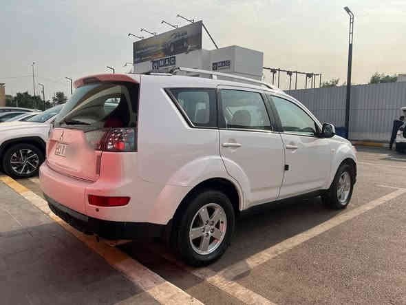 متسوبيشي اوتلاندر مكفولة من الصبغ والحادث والتبديل تخم تاير بطارية جديد محرك كير تبريد ثلج بعز الصيف محرك 2400 اربعه سلندر فورويل سلايد روف سيارة عائلية بامتياز قوية جدا رقم بغداد وهزة جديد باسمي شخصيا 
ناقصها صدر امامي ماشية 154 وكسور موديل 2008 
السعر 98 ورقة بيها مجال بسيط 
عنواني بغداد *********** بغداد
