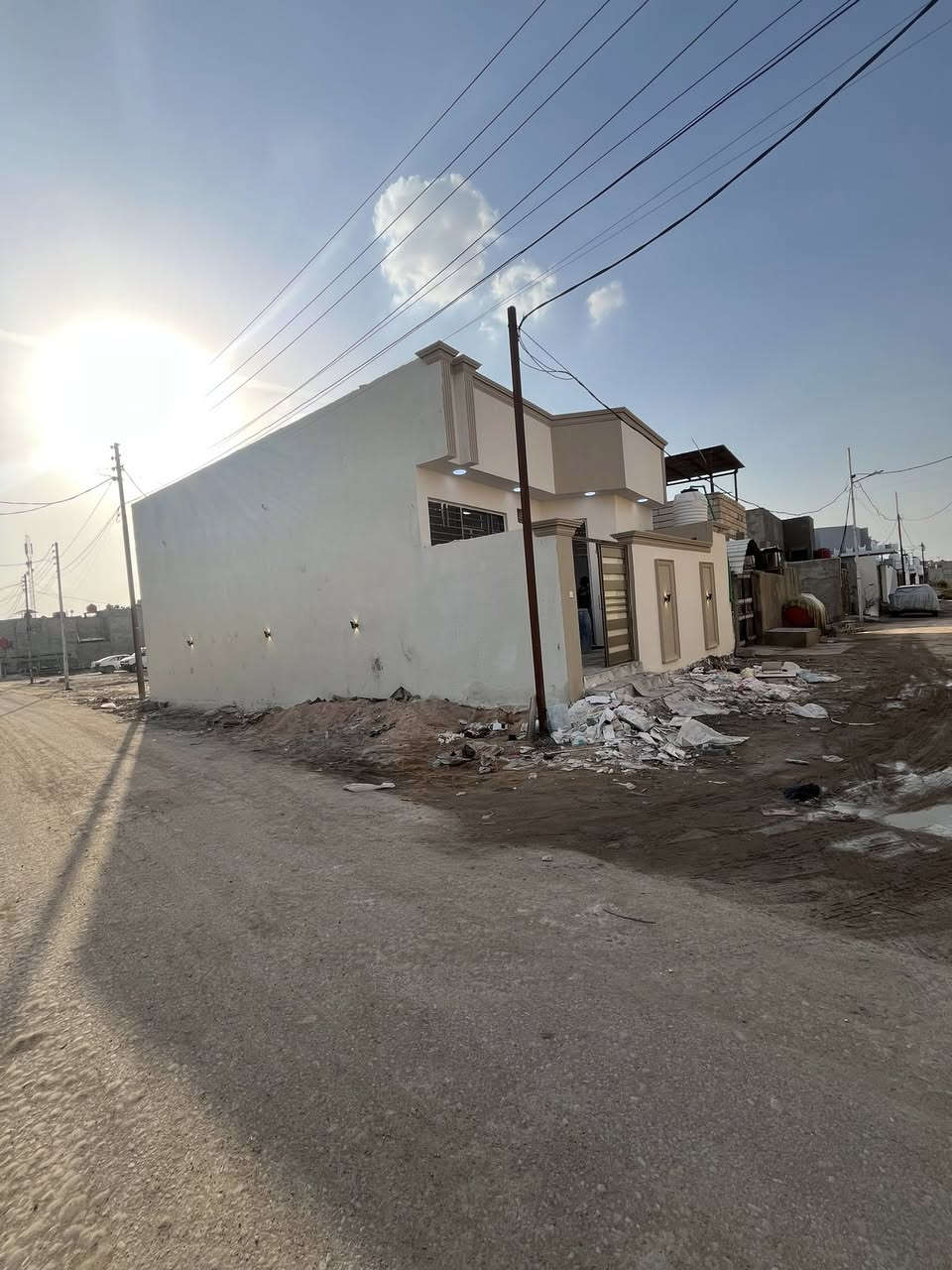 سلام عليكم بيت  البيع مساحه 112عنوان البصره شط العرب فيروزيه 2غرف نوم 2حمامات ديوانيه ومطبخ وصاله  سعر 55 وبي مجال لطيبين لاستفسار اكثر اتصل ***********
