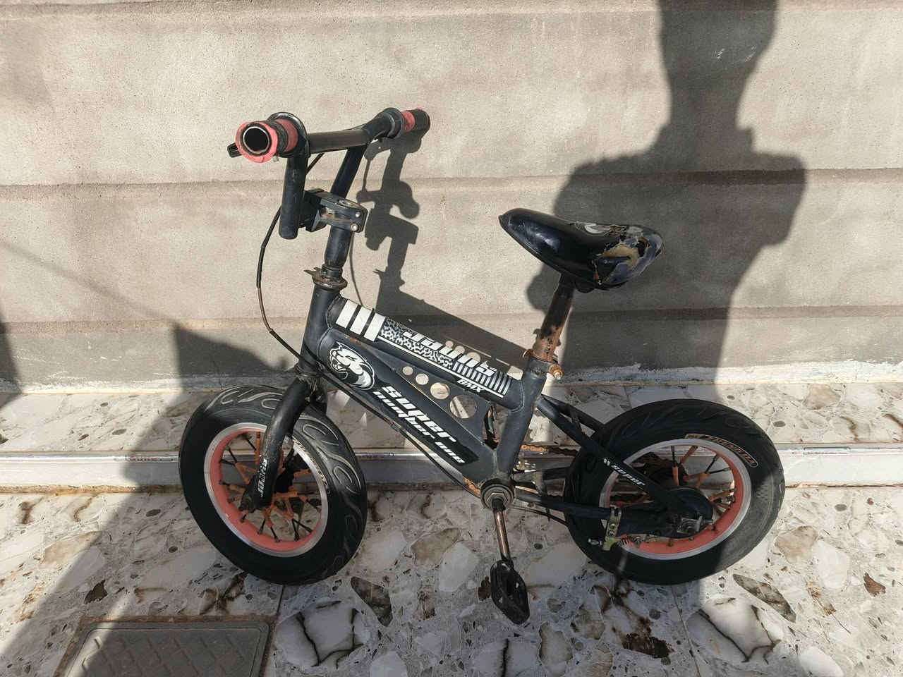 سلام عليكم بايسكلين للبيع الاول البرتقالي رياضي حجم 25  ما بي اي عيب سعره 50 وبي مجال والثاني حجم صغيرة مابي نقص سعره 25 وبي مجال قليل مكان خانقين للاستفسار خاص او ***********
