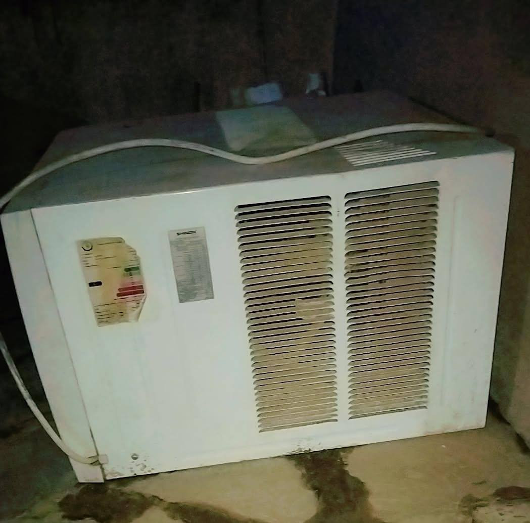 السلام عليكم مكيف لبيع اخو جديد مستخدم نص صيفيه يعني 5شهر ونضيف مال بيت سعر 400وبي مجال لعنوان بغداد لغزاليه شارع لمشجر رقم لهاتف ***********
