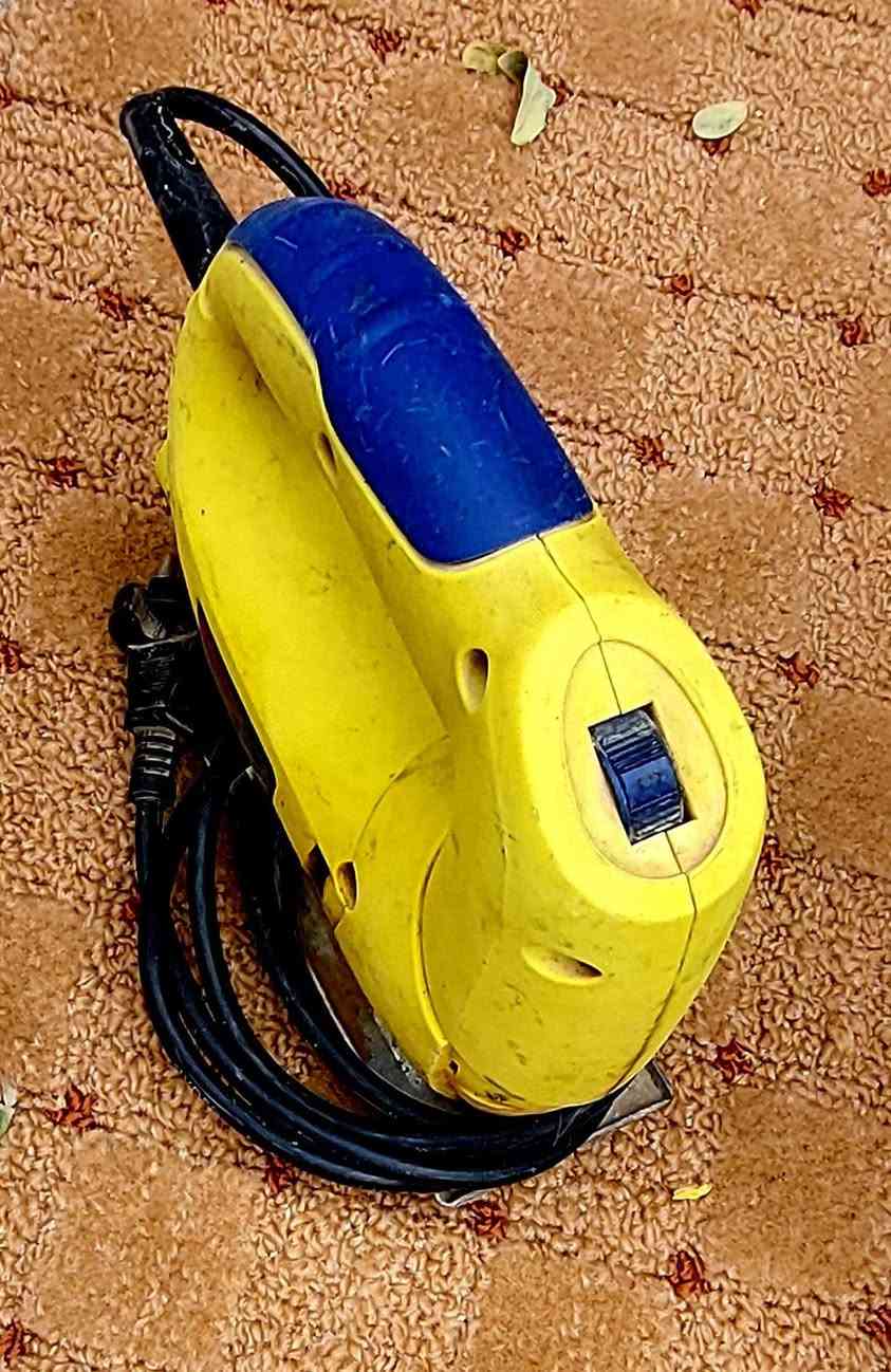 سلام عليكم غراض بيت للبيع كوسرة حديد تقطع البوري والشيش واي شي تقطعه نضيفه شرط الشغل ومنشار صغير مال خشب على الكهرباء يشتغل وشرط الشغل مكان كربلاء رقم ***********
